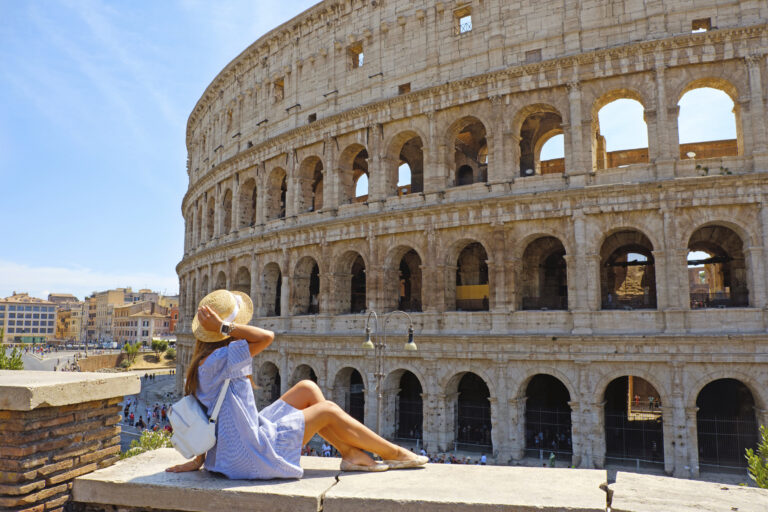 20 sites incontournables à voir à Rome. Femme visitant le Colisée en profitant de la vue.