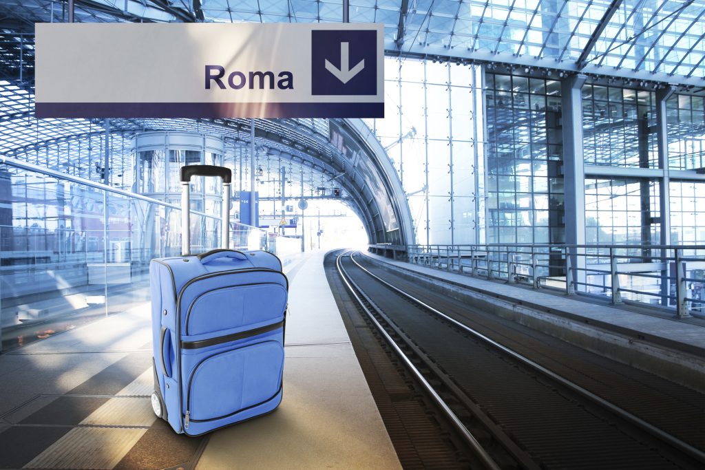 Train arrivant à Roma Termini, la gare centrale de Rome, réservation via Trainline