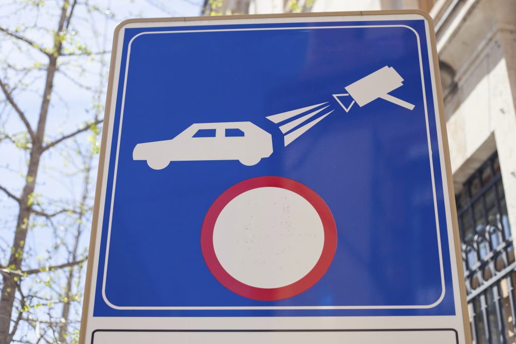 Panneau de ZTL à Rome indiquant la surveillance par caméra pour les plaques d'immatriculation
