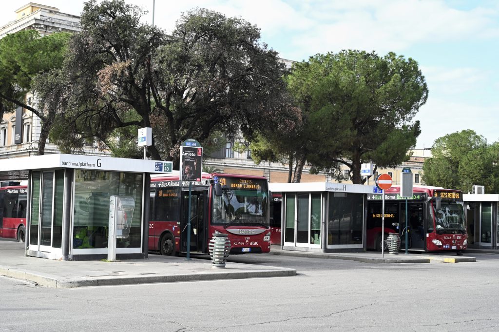 Arrêts de bus situés près de la Gare de Termini à Rome, avec des arbres masquant partiellement la vue