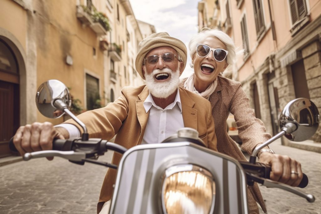 Couple souriant conduisant une Vespa dans les ruelles pittoresques de Rome