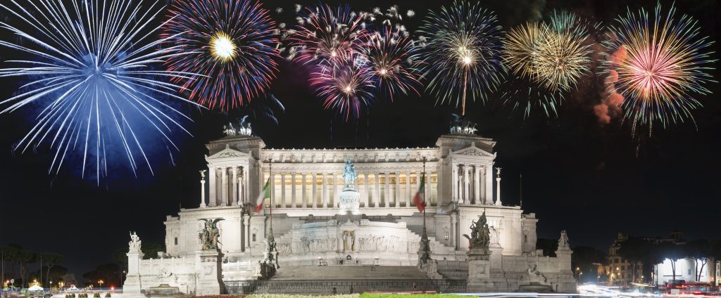Vittoriano à Rome illuminé par des feux d'artifice colorés pour célébrer le Nouvel An