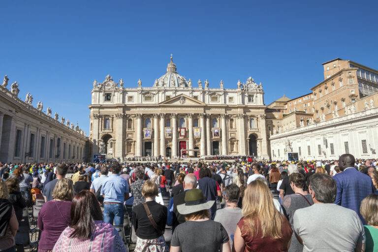 Messe sur la Place Saint-Pierre au Vatican, devant la Basilique Saint Pierre de Rome.