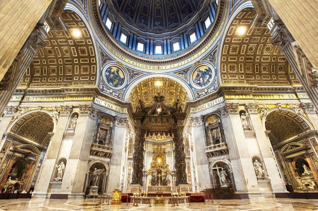 Touriste se préparant pour une visite énergique de la Basilique Saint-Pierre à Rome, vérifiant les adaptateurs pour appareils