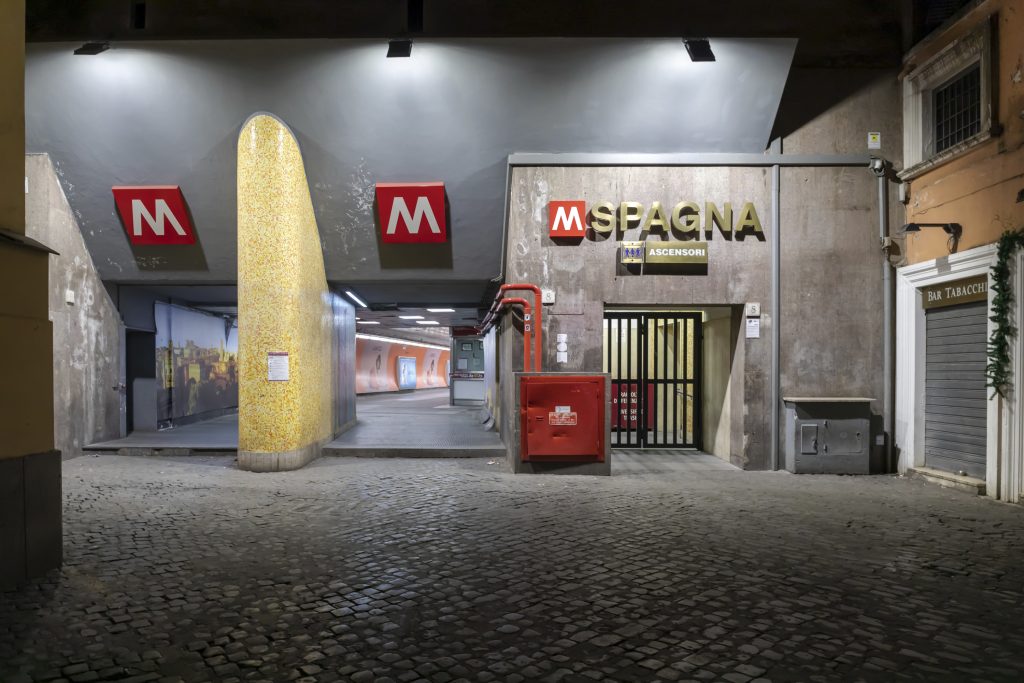 Vue de l'entrée de l'arrêt de métro Spagna, ornée d'architecture classique, à Rome, Italie