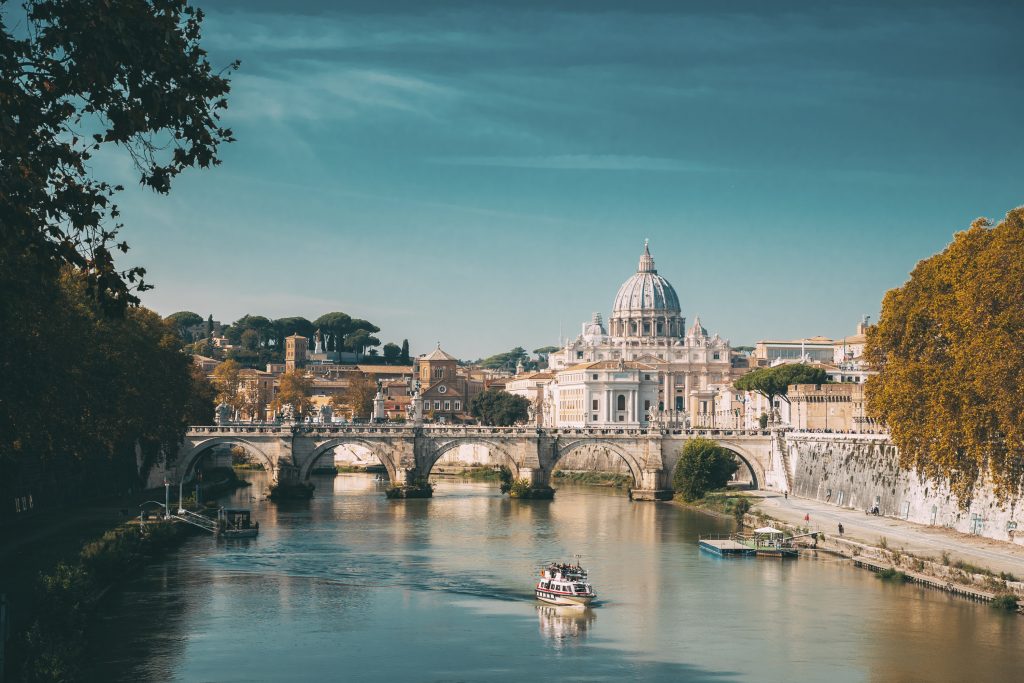 Croisière touristique paisible sur le fleuve Tibre, Rome, avec le Pont Saint-Ange historique en arrière-plan