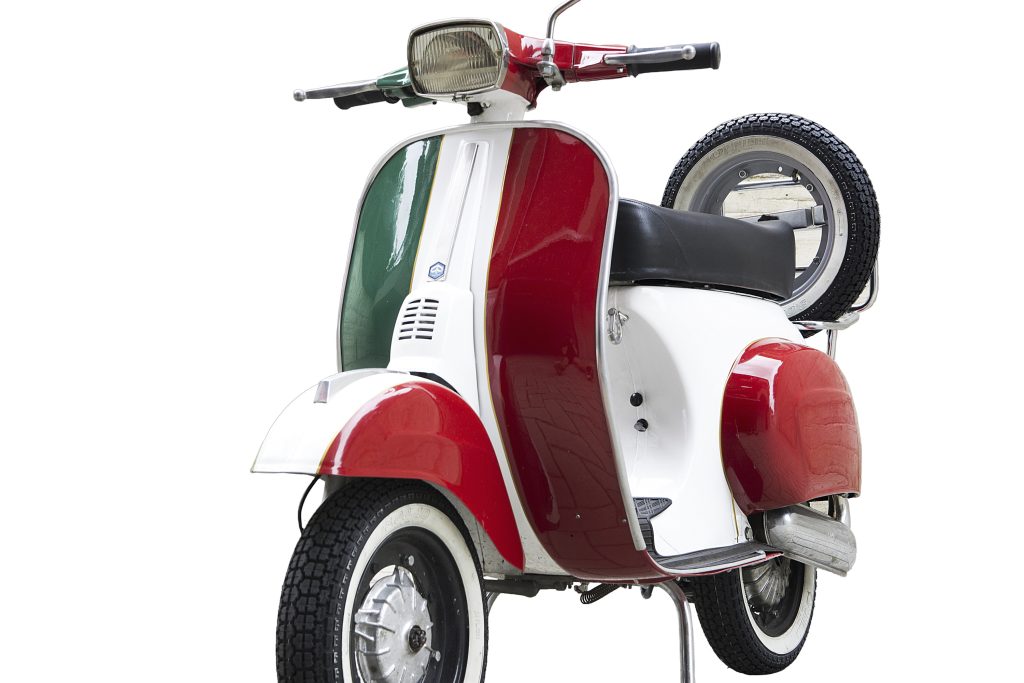 Vespa scooter aux couleurs du drapeau italien - vert, blanc, rouge