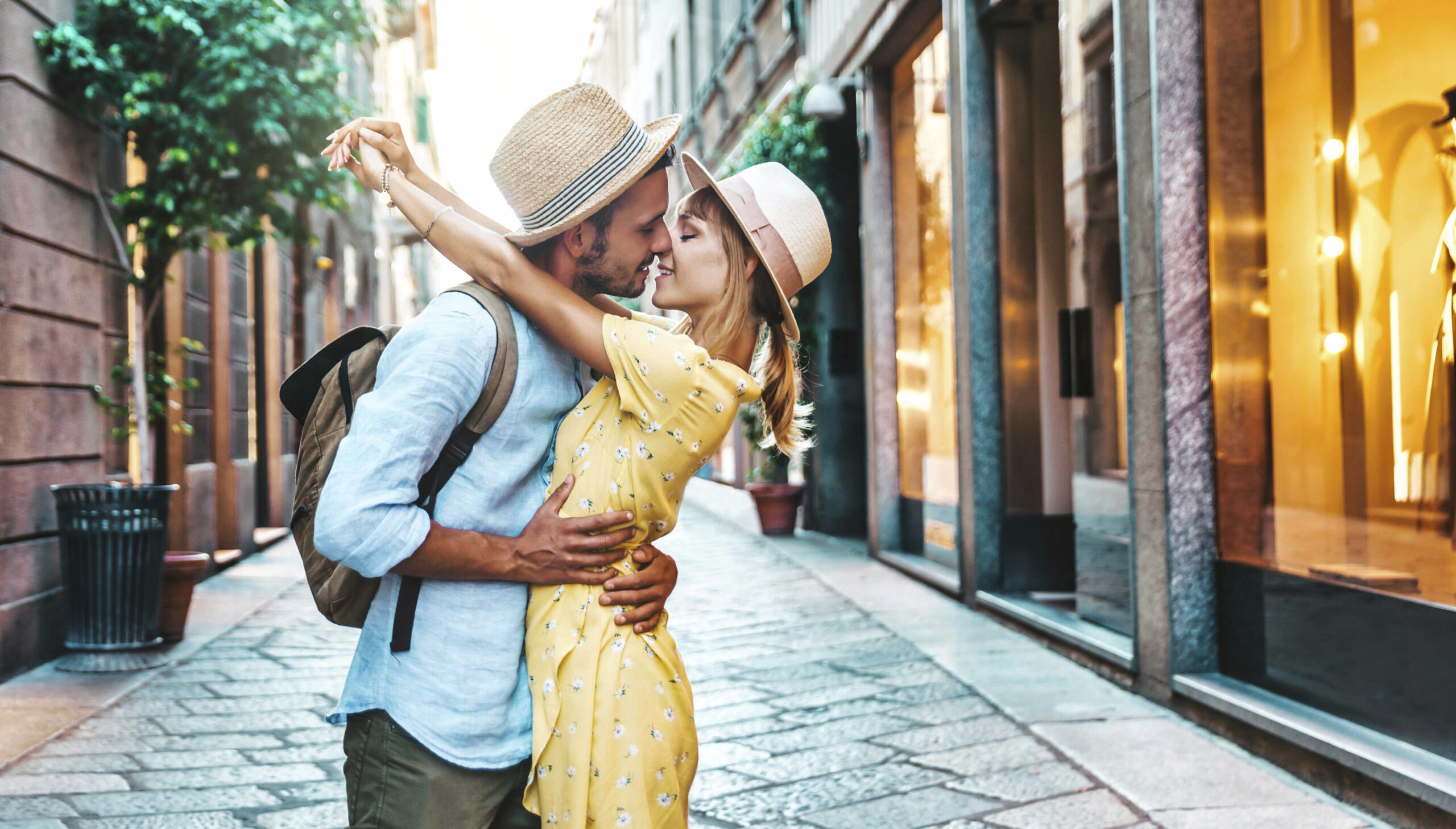 Visitez Rome en amoureux pour votre Lune de miel. Couple dans une rue de Rome.