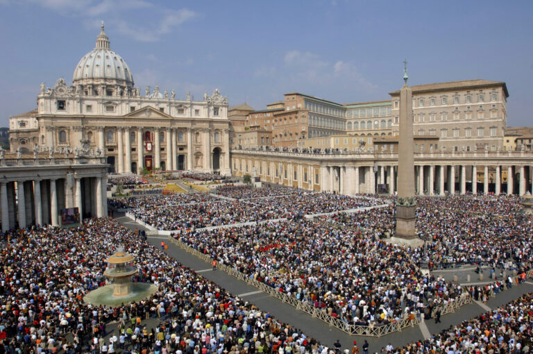 Venir à Rome pour le Jubilé 2025. Foule sur la Place Saint Pierre.