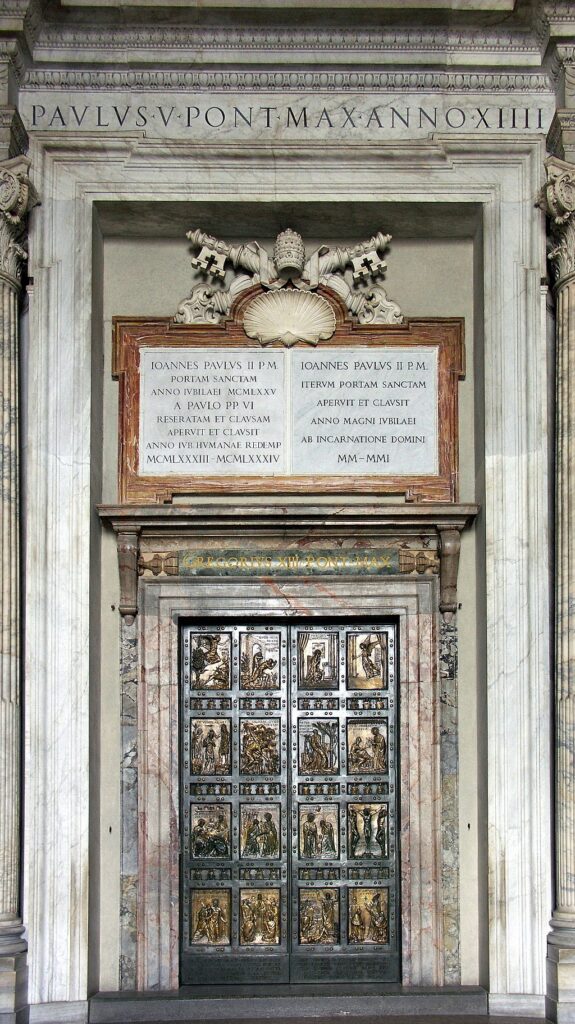 La Porte Sainte est située à l'extrême droite de l'entrée principale de la Basilique Saint-Pierre